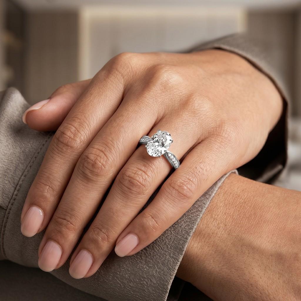 Lumière Oval Solitaire